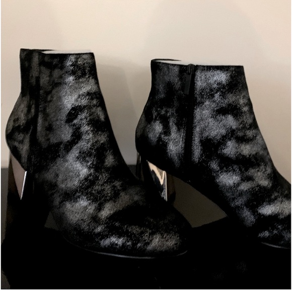 Kendall + Kylie Ankle Metallic Booties - Picture 4 of 13